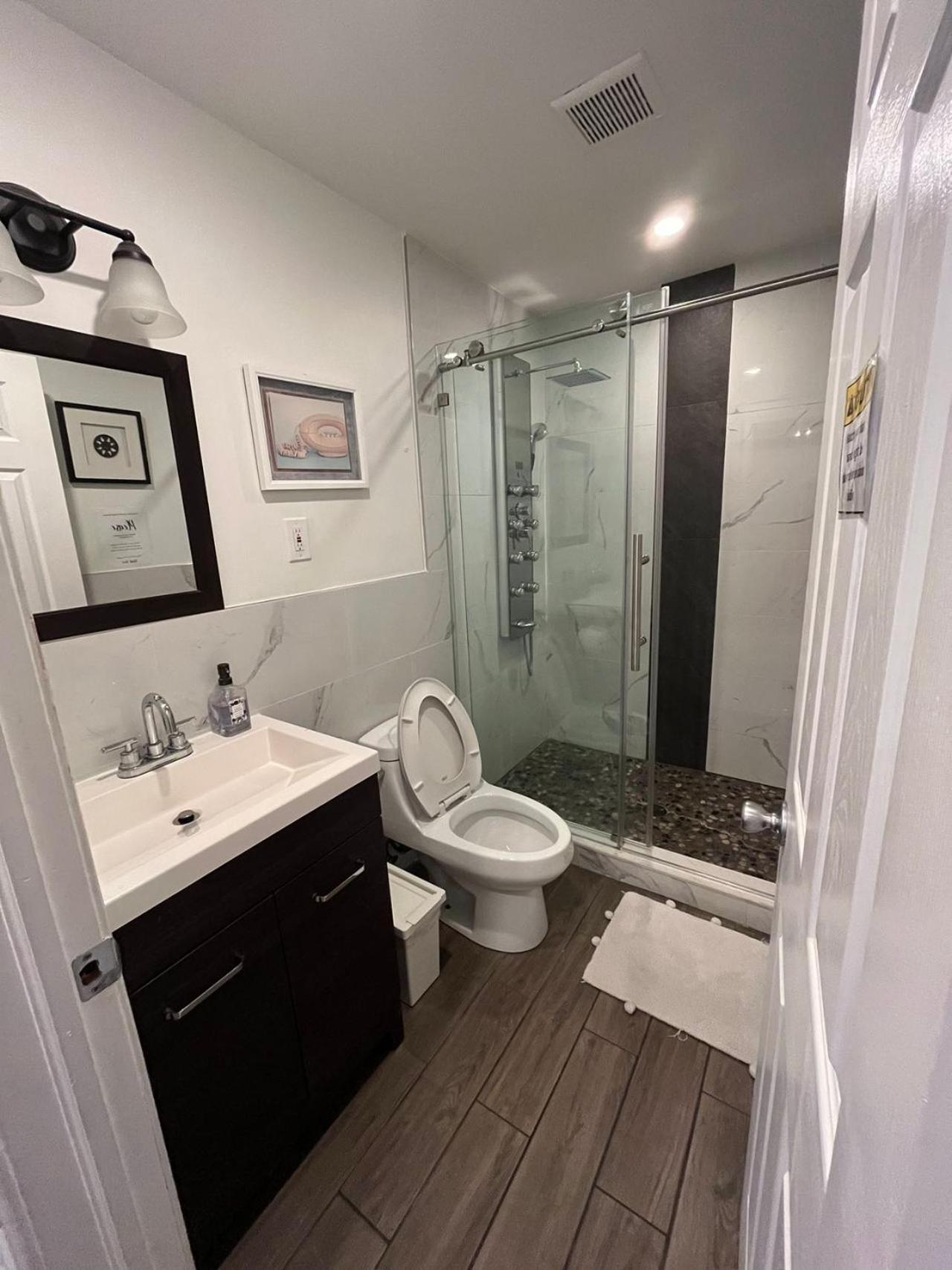 Modern Cozy Unit Near Geno's & Pat's Filadelfia